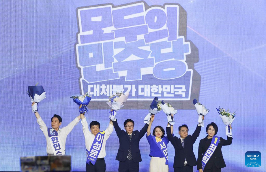 Kim Min-seok (3-i), posa para una fotografía en el congreso nacional del gobernante Partido Democrático de Corea, en Daejeon, República de Corea, el 17 de agosto de 2026. El ex primer ministro surcoreano, Kim Min-seok, fue elegido líder del Partido Democrático de Corea, en el poder, durante el congreso nacional del partido celebrado el lunes en Daejeon. (Xinhua/NEWSIS)