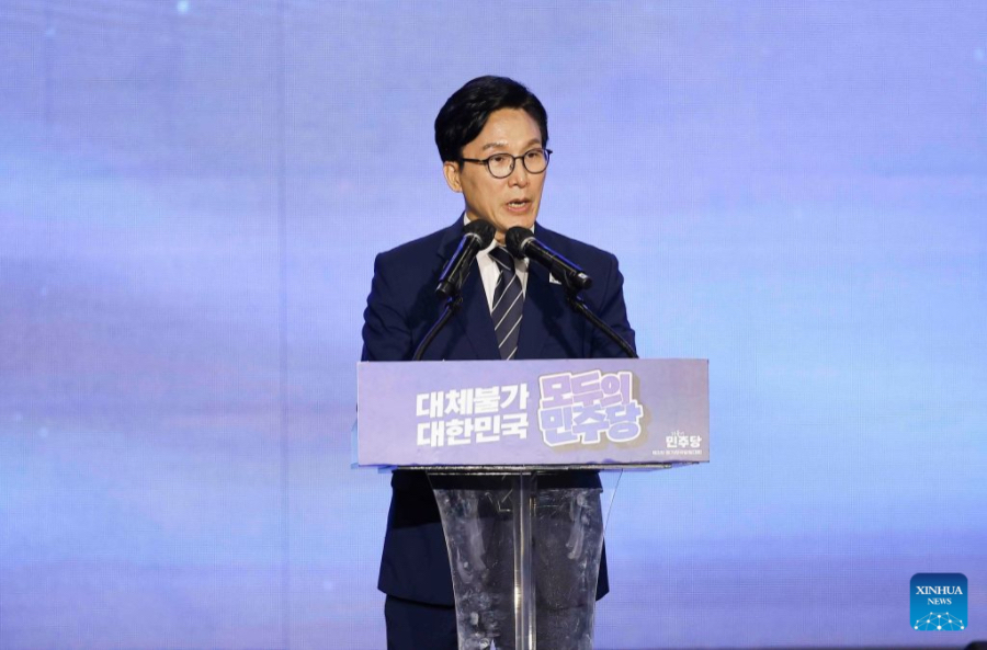 Kim Min-seok habla en el congreso nacional del gobernante Partido Democrático de Corea, en Daejeon, República de Corea, el 17 de agosto de 2026. El ex primer ministro surcoreano, Kim Min-seok, fue elegido líder del Partido Democrático de Corea, en el poder, durante el congreso nacional del partido celebrado el lunes en Daejeon. (Xinhua/NEWSIS)
