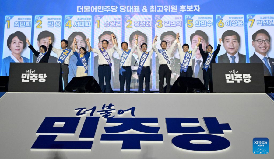 Kim Min-seok (4-d), gesticula junto a otros candidatos durante el congreso nacional del gobernante Partido Democrático de Corea, en Daejeon, República de Corea, el 17 de agosto de 2026. El ex primer ministro surcoreano, Kim Min-seok, fue elegido líder del Partido Democrático de Corea, en el poder, durante el congreso nacional del partido celebrado el lunes en Daejeon. (Xinhua/NEWSIS)