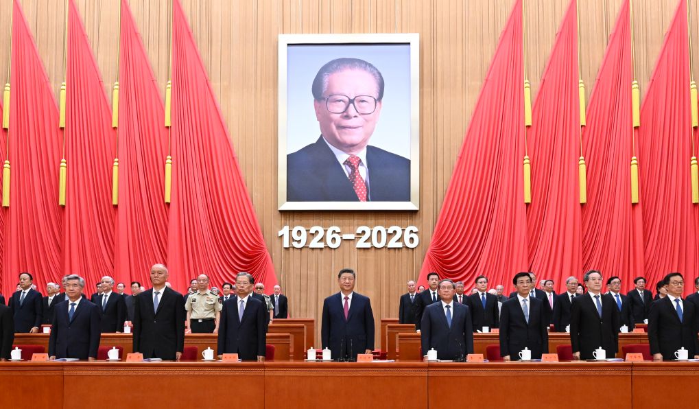 Los líderes del Partido y del Estado, Xi Jinping, Li Qiang, Zhao Leji, Wang Huning, Cai Qi, Ding Xuexiang, Li Xi, y Han Zheng asisten a un gran acto para conmemorar el centenario del natalicio del difunto líder Jiang Zemin, en el Gran Palacio del Pueblo, en Beijing, capital de China, el 17 de agosto de 2026. (Xinhua/Xie Huanchi)