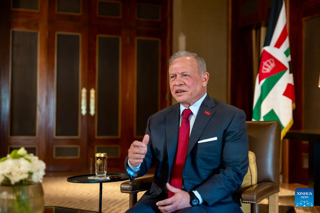 Imagen del 5 de agosto de 2026 del rey Abdullah II de Jordania, hablando durante una entrevista con Xinhua, en Amán, Jordania. Jordania desea ampliar la cooperación con China en ámbitos como energía limpia, innovación científica, turismo y aviación civil, afirmó el rey Abdullah II de Jordania. (Xinhua/Corte Real Hachemita)
