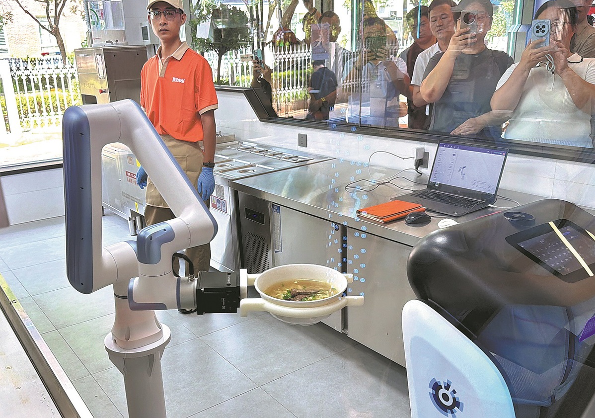 Un restaurante de fideos robotizado de Beijing comienza el periodo de pruebas