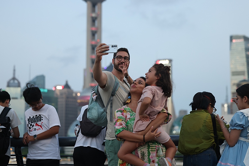 Turistas extranjeros visitan el Bund en Shanghai el 17 de agosto de 2026. Foto: VCG