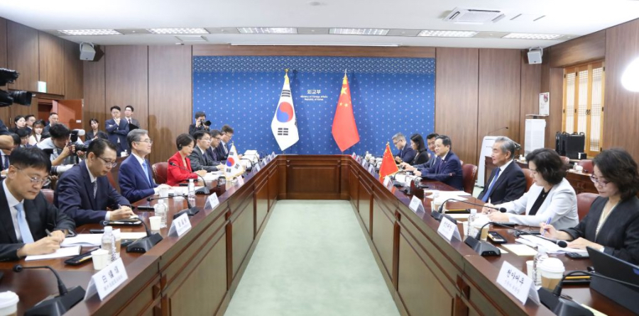 SEUL, 19 agosto, 2026 (Xinhua) -- El ministro de Relaciones Exteriores chino, Wang Yi, también miembro del Buró Político del Comité Central del Partido Comunista de China, se reúne con el ministro de Relaciones Exteriores surcoreano, Cho Hyun, en Seúl, República de Corea, el 19 de agosto de 2026. (Xinhua/Yao Qilin)
