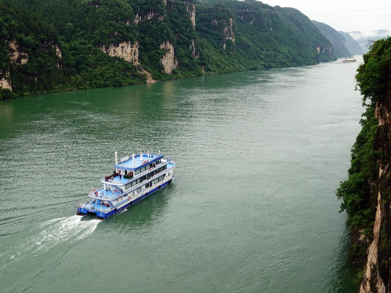 El primer barco chino propulsado por baterías de hidrógeno navega a través de las Tres Gargantas en el río Yangtsé en Yichang, provincia de Hubei, China. (Foto: Liu Junfeng)