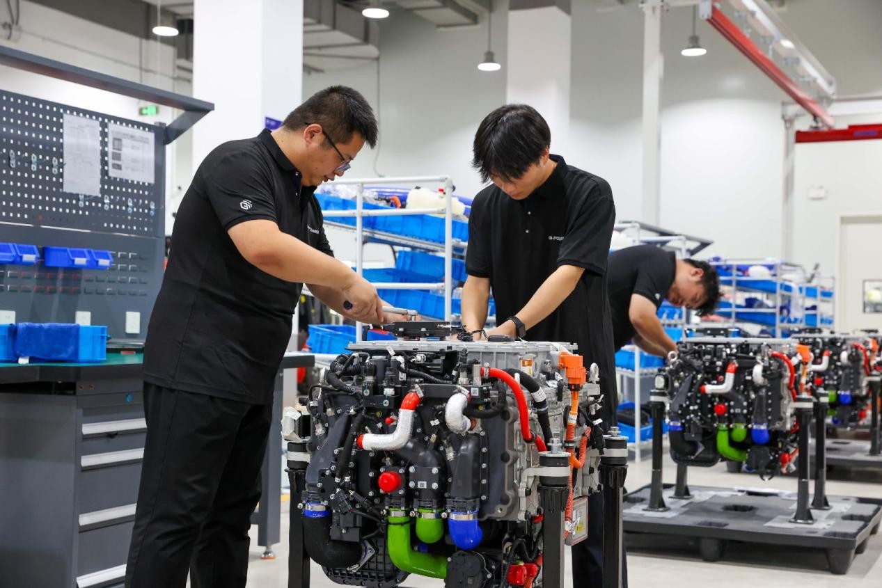 Ingenieros ensamblan un sistema de baterías de hidrógeno en un taller de Lushan, provincia de Jiangxi, China. (Foto: Han Junxuan)
