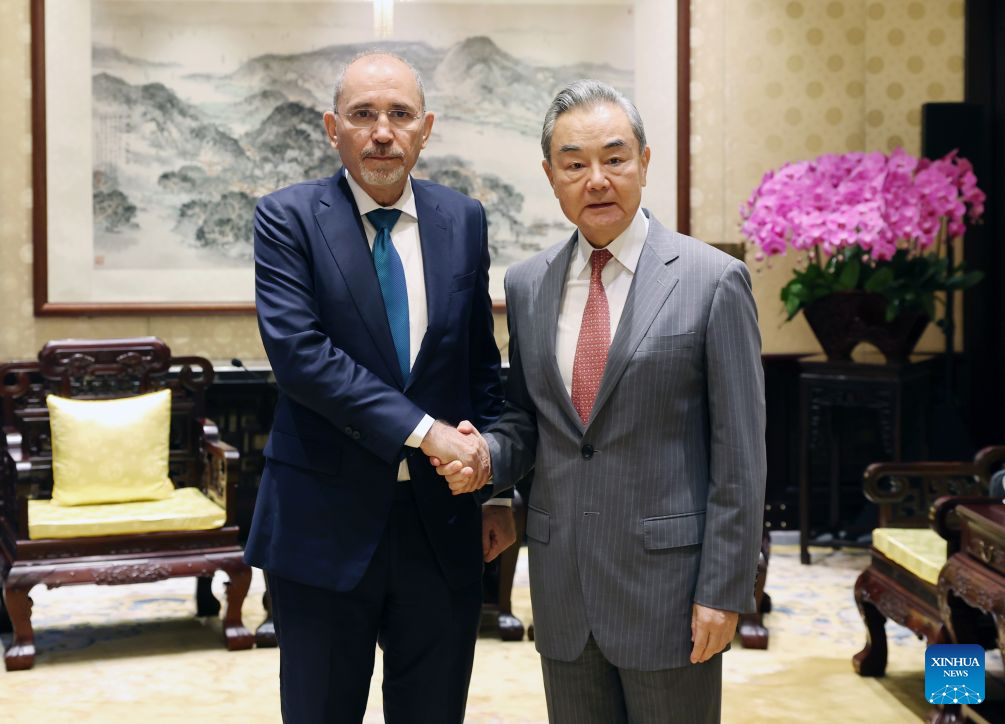 Jefe de diplomacia china se reúne con homólogo jordano