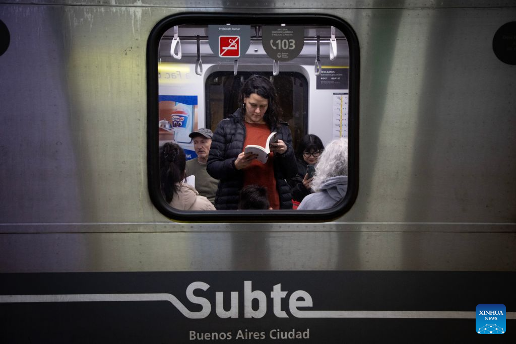 Especial: Metro de Buenos Aires propicia la lectura como actividad colectiva para celebrar el Día del Lector