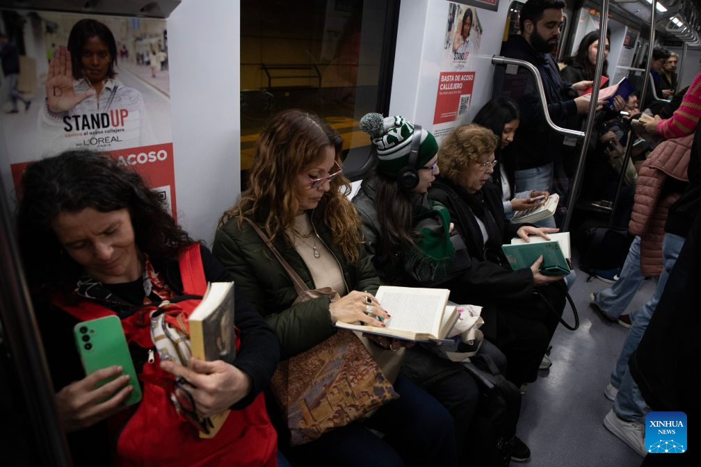 Personas leen libros a bordo de un vagón de la Línea H del metro en el marco del Día del Lector en conmemoración del 127 aniversario del nacimiento del escritor Jorge Luis Borges, en la ciudad de Buenos Aires, capital de Argentina, el 22 de agosto de 2026. (Xinhua/Martín Zabala) 