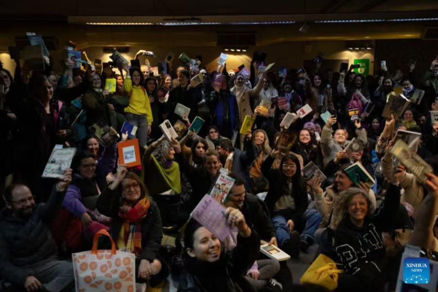  Personas muestran libros en el hall de la estación Hospitales de la Línea H del metro en el marco del Día del Lector en conmemoración del 127 aniversario del nacimiento del escritor Jorge Luis Borges, en la ciudad de Buenos Aires, capital de Argentina, el 22 de agosto de 2026. (Xinhua/Martín Zabala) 