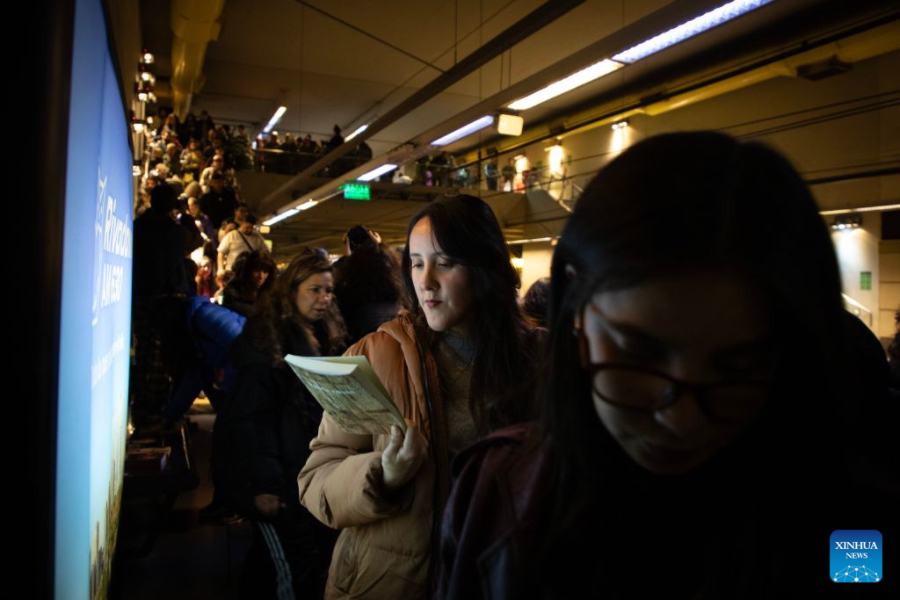  Una mujer observa un libro en el andén de la estación Hospitales de la Línea H del metro en el marco del Día del Lector en conmemoración del 127 aniversario del nacimiento del escritor Jorge Luis Borges, en la ciudad de Buenos Aires, capital de Argentina, el 22 de agosto de 2026. (Xinhua/Martín Zabala)