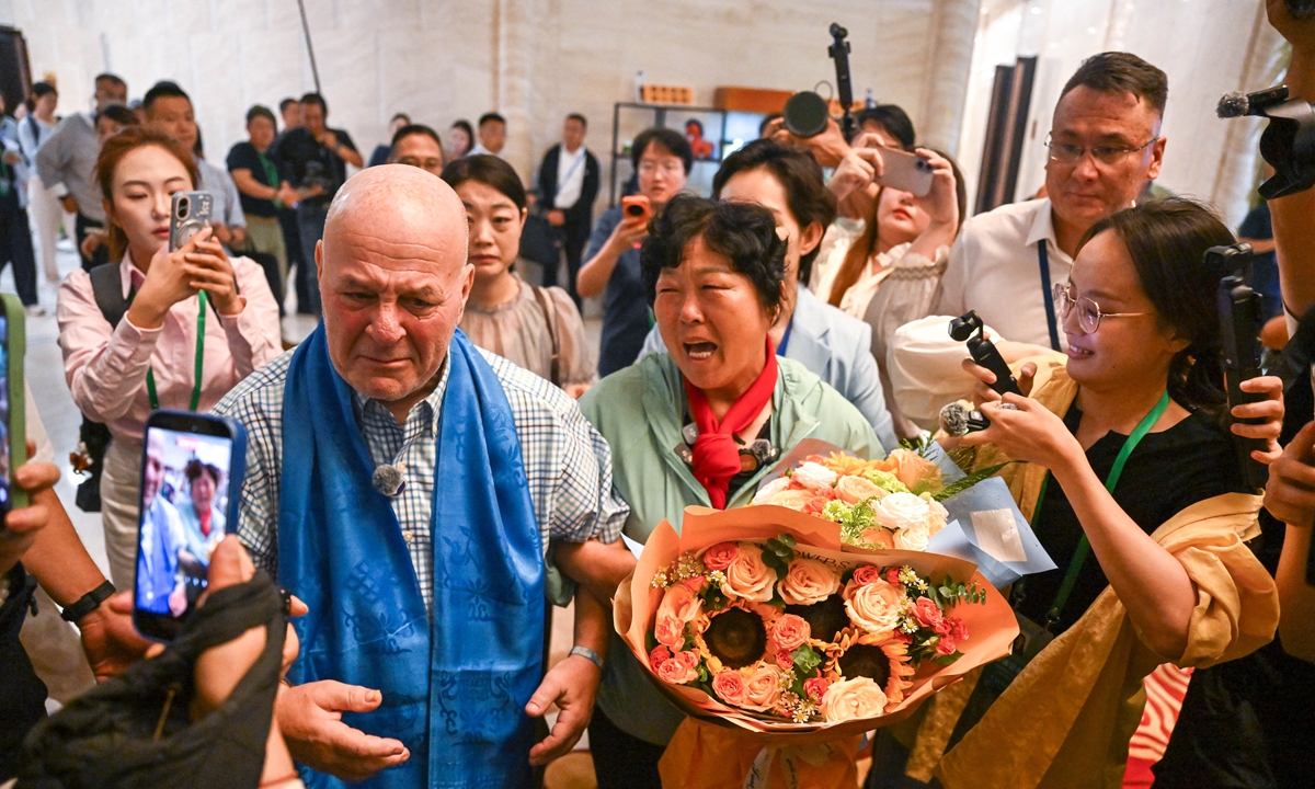 Fuerte abrazo en Ordos tras 27 años: la profunda amistad China-EE. UU. que perdura