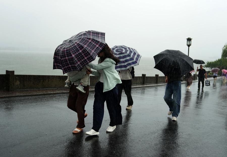 China emite múltiples alertas por tormentas y tifones