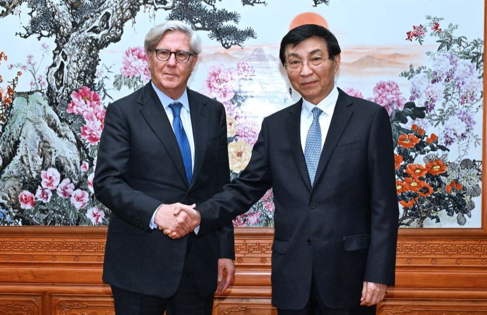 Máximo asesor político chino se reúne con delegados estadounidenses que asisten a tercer Diálogo China-EEUU Vía 1.5