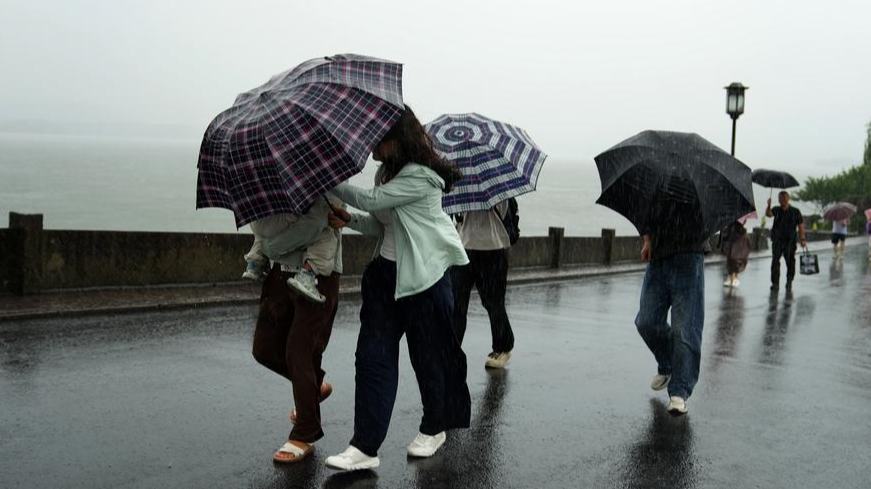 China emite múltiples alertas por tormentas y tifones