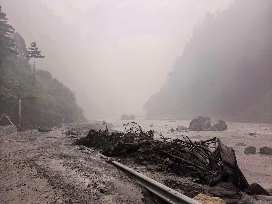 Deslizamiento de tierra deja 3 muertos y 265 desaparecidos en puerto fronterizo en Xizang, China