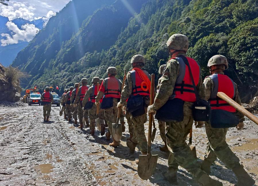 Rescatistas del Ejército Popular de Liberación de China son vistos en su camino a un área afectada por la avalancha de lodo, cerca del puerto de Gyirong, en el distrito de Gyirong, en Xigaze, en la región autónoma de Xizang, en el suroeste de China, el 28 de agosto de 2026. (Xinhua/Zheng Chongxi)