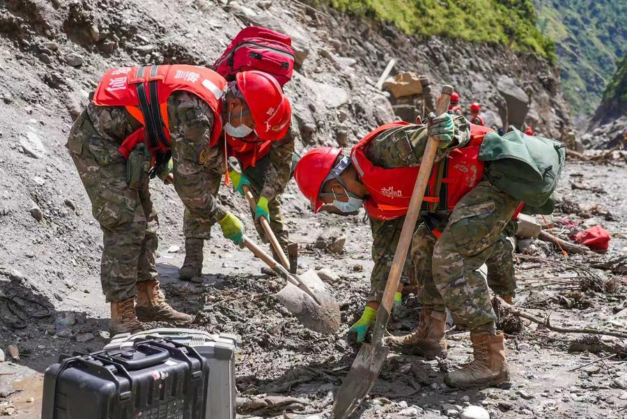 Equipos de rescate realizan búsqueda exhaustiva en puerto de Gyirong, impactado por avalancha de lodo