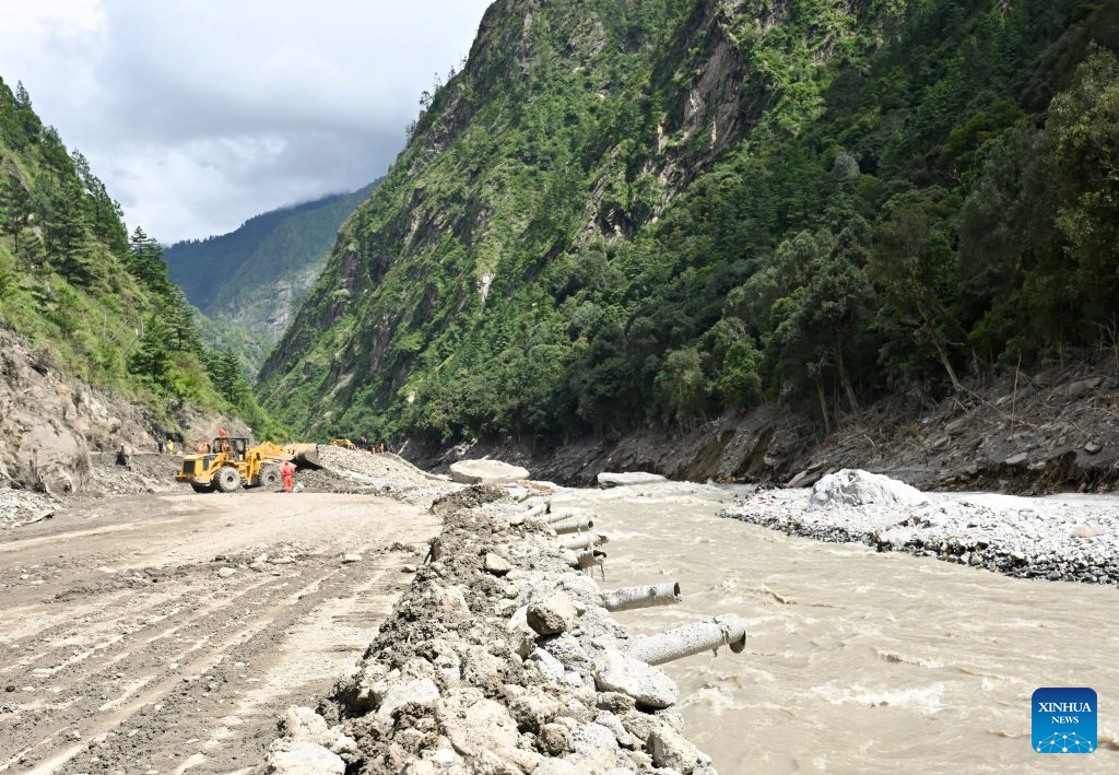 Rescatistas restauran camino dañado en áreas afectadas por avalancha de lodo en Gyirong, Xizang