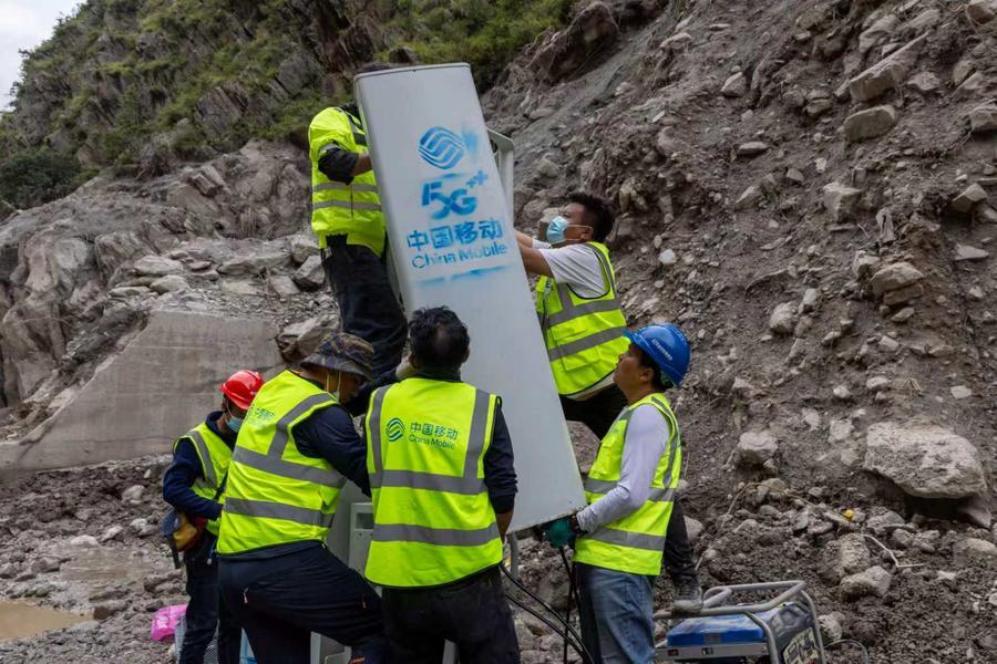 Imagen del 30 de agosto de 2026 de trabajadores de apoyo a las comunicaciones instalando una estación base 4G/5G en la zona afectada por la avalancha de lodo, en el distrito de Gyirong, en la región autónoma de Xizang, en el suroeste de China. (Xinhua/Jiang Fan) 