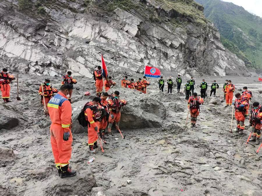 Los equipos de rescate se enfrentan a condiciones adversas en medio de intensas labores de salvamento tras un deslizamiento de lodo