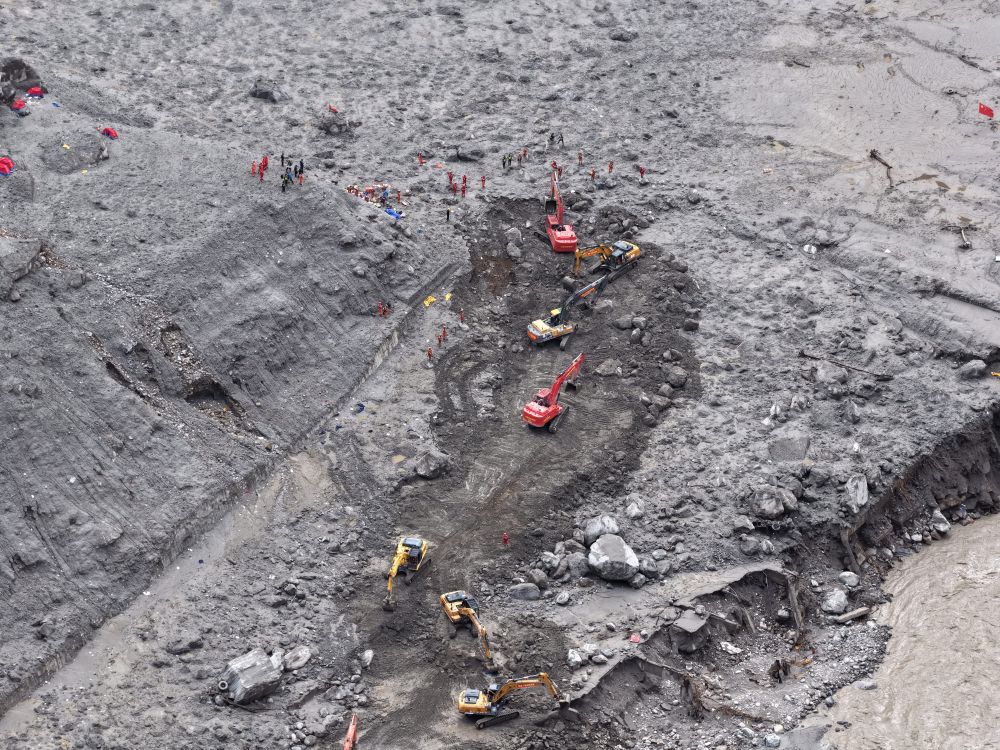 Restablecen acceso por carretera a puerto fronterizo afectado por avalancha de lodo en Xizang