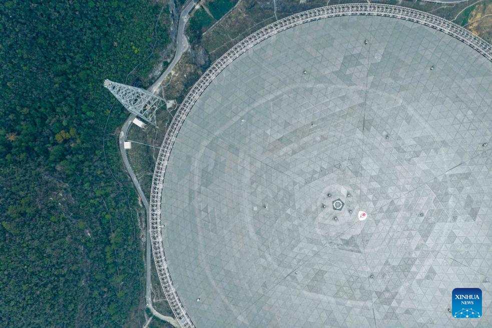 Científicos chinos hallan nuevas pistas en el universo gracias al FAST y al DESI
