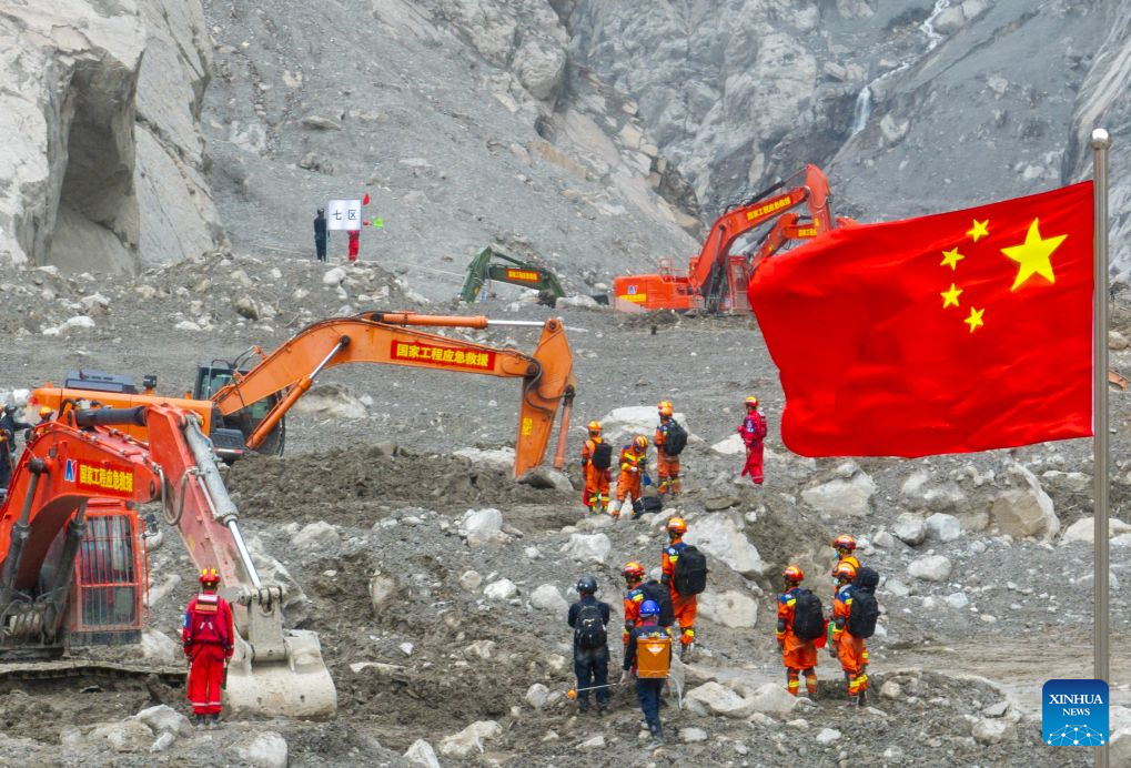 China despliega más de 2.500 rescatistas en puerto fronterizo afectado por alud de lodo en Xizang