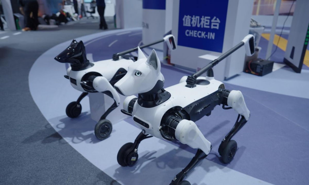 China presenta a Xiaoyuan, el primer robot guía de patas con ruedas