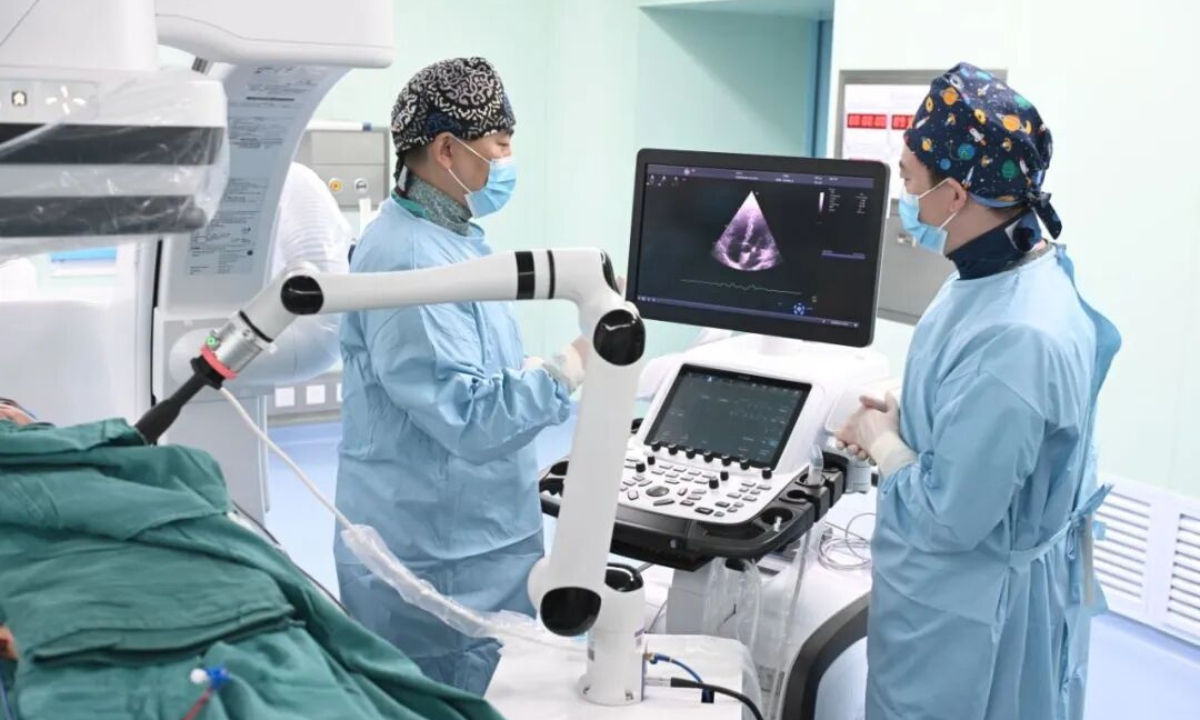 China realiza la primera cirugía de cardiopatía congénita del mundo guiada por un robot de ultrasonido impulsado por IA