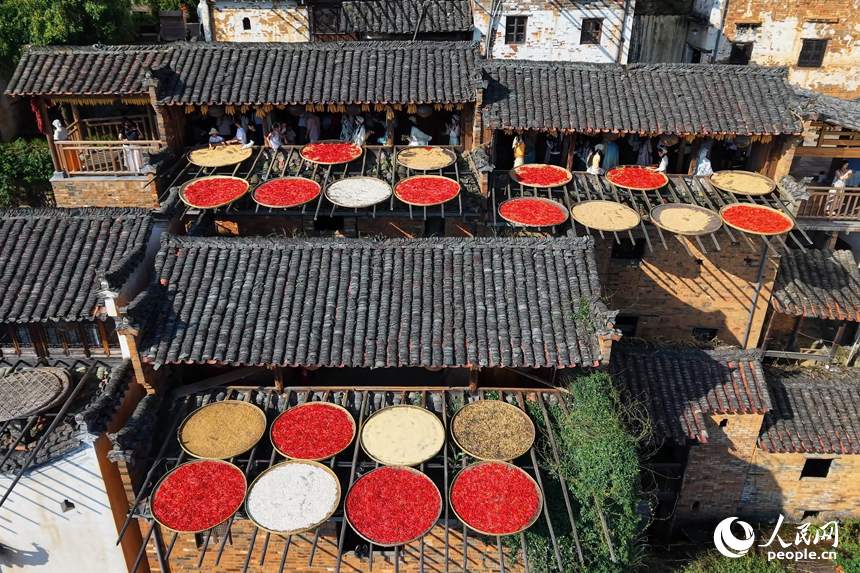 La tradicional exhibición de la cosecha de otoño atrae a turistas a un pueblo en Jiangxi