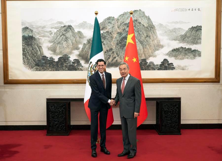El ministro de Relaciones Exteriores chino, Wang Yi, también miembro del Buró Político del Comité Central del Partido Comunista de China, sostiene conversaciones con el secretario de Relaciones Exteriores de México, Roberto Velasco Álvarez, en Beijing, capital de China, el 7 de septiembre de 2026. (Xinhua/Cai Yang) 
