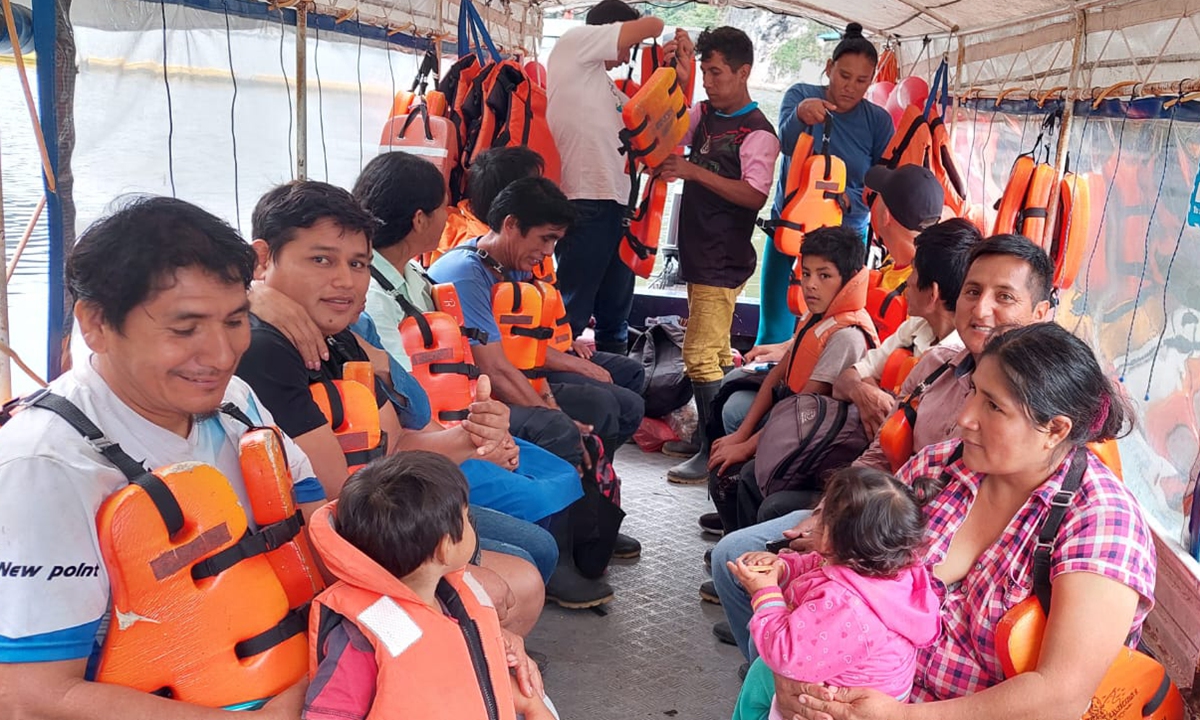En la cordillera de los Andes peruanos, un pequeño barco abre una nueva ruta hacia una vida mejor