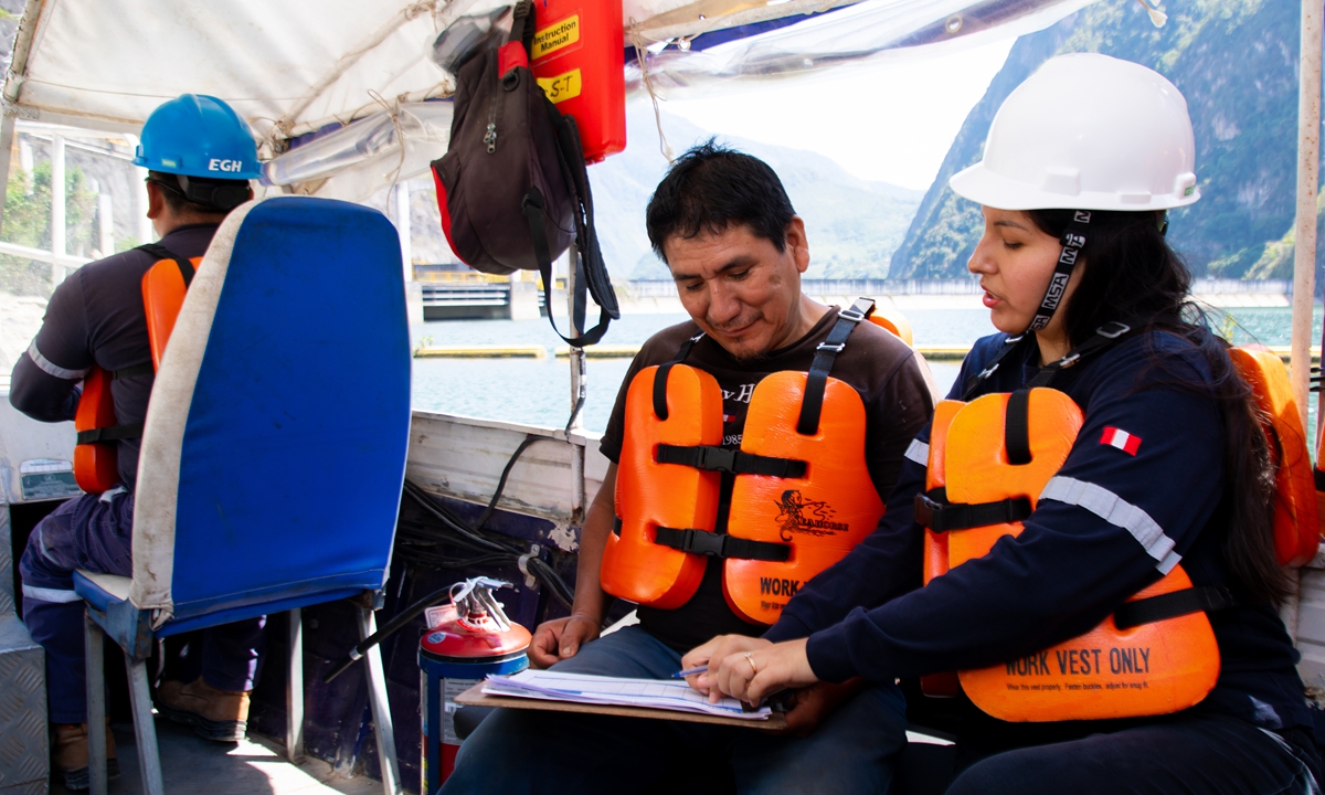 En la cordillera de los Andes peruanos, un pequeño barco abre una nueva ruta hacia una vida mejor