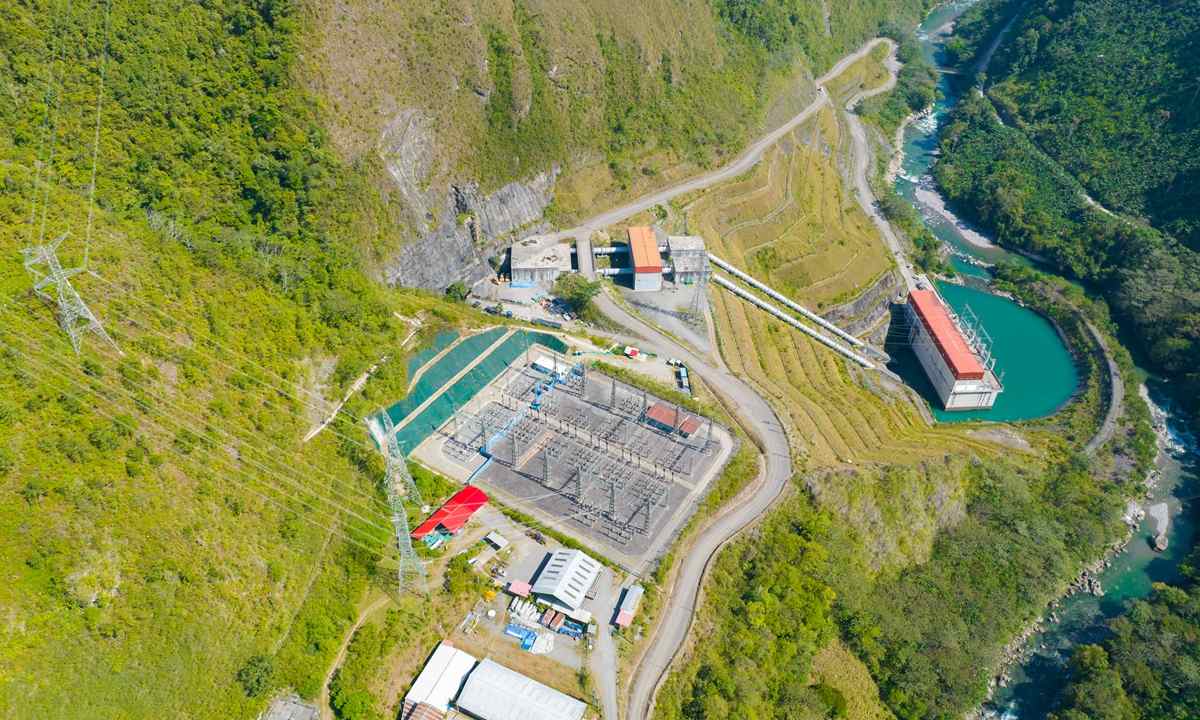 En la cordillera de los Andes peruanos, un pequeño barco abre una nueva ruta hacia una vida mejor