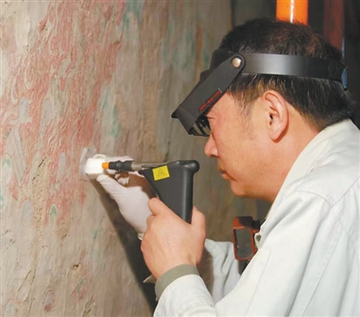El 'Doctor de los murales' dedica más de 40 años a conservar el arte antiguo