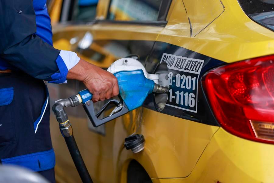 Noboa anuncia nueva reducción de precios de gasolinas y diésel en Ecuador