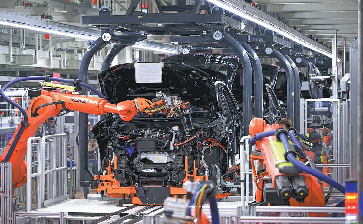 Robots industriales ensamblan vehículos en la línea de producción de una planta de NEV de Audi FAW en Changchun, provincia de Jilin. (Foto: China Daily)