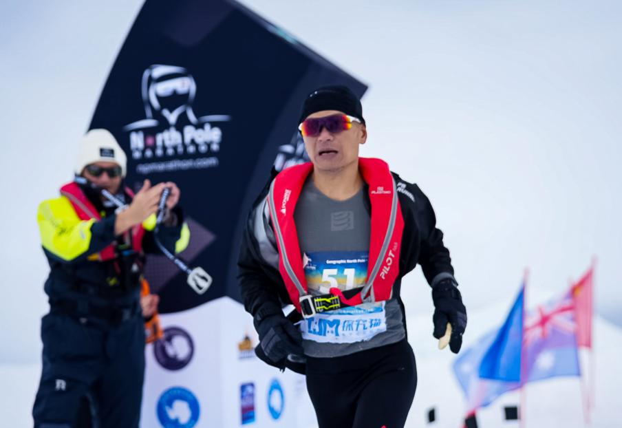 Wang Shengxian compite en el Maratón del Polo Norte el 17 de julio. CHINA DAILY