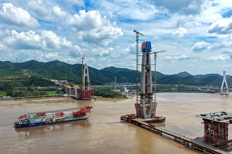Coronan la última torre principal del puente vial-ferroviario Ningbo-Zhoushan