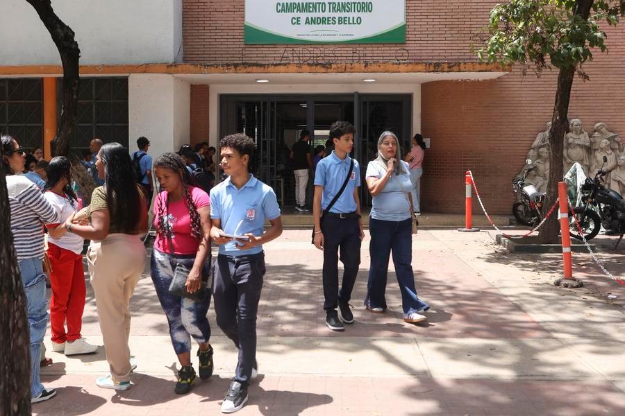 Estudiantes caminan en las inmediaciones de una escuela, en Caracas, Venezuela, el 14 de septiembre de 2026. (Xinhua/Marcos Salgado)