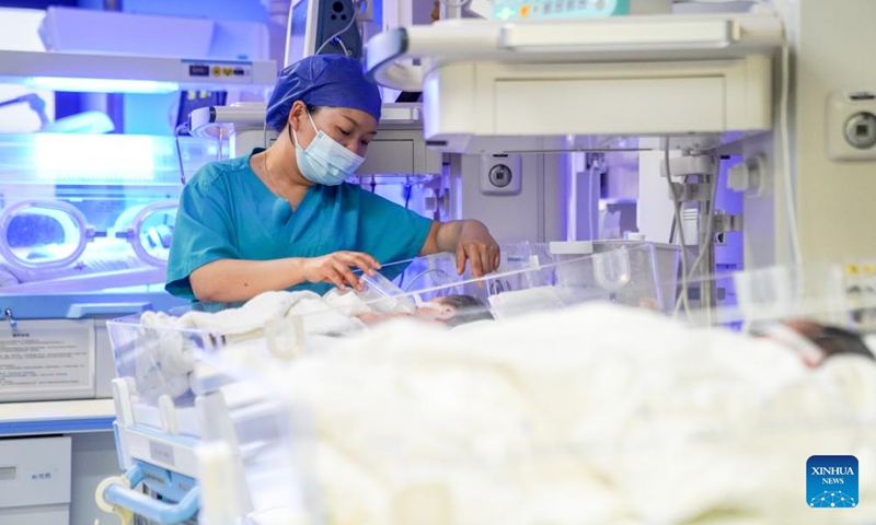 Una enfermera alimenta a un paciente neonatal en el Primer Hospital Popular de la Provincia de Yunnan en Kunming, provincia de Yunnan, 10 de mayo de 2026.