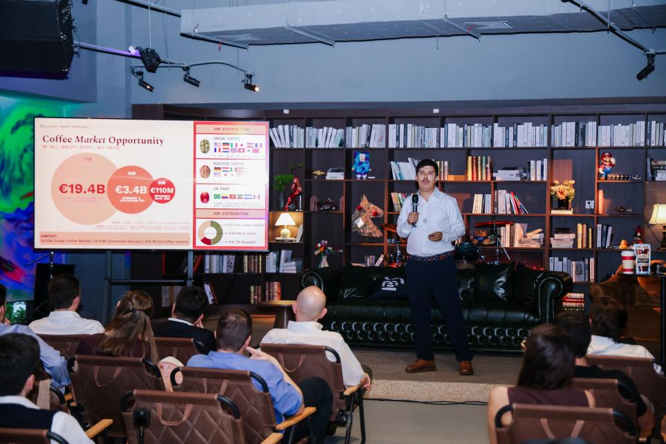 Juan Rubiano, cofundador y director ejecutivo de Sporalys, presenta la tecnología de fermentación de café de su empresa en el Demo Day celebrado en Shanghai el 8 de septiembre. (Foto proporciada)