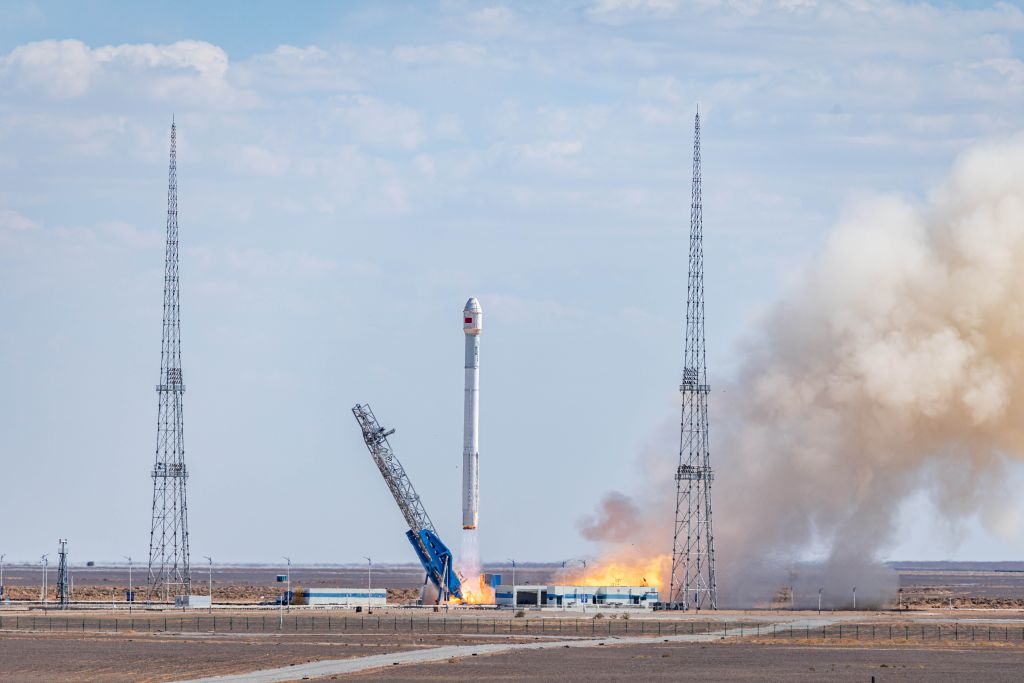 Cohete chino Zhuque-2E lanza 10 satélites al espacio
