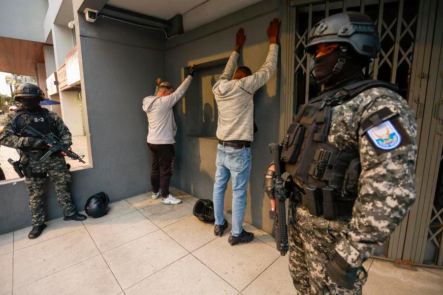 Noboa decreta nuevo "estado de excepción" en ocho provincias y tres cantones de Ecuador por ola de violencia