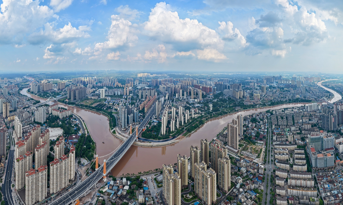 Foto aérea del Canal Pinglu y la ciudad de Qinzhou, en la región autónoma Zhuang de Guangxi, en el sur de China. Foto: Cortesía del Grupo del Canal Pinglu