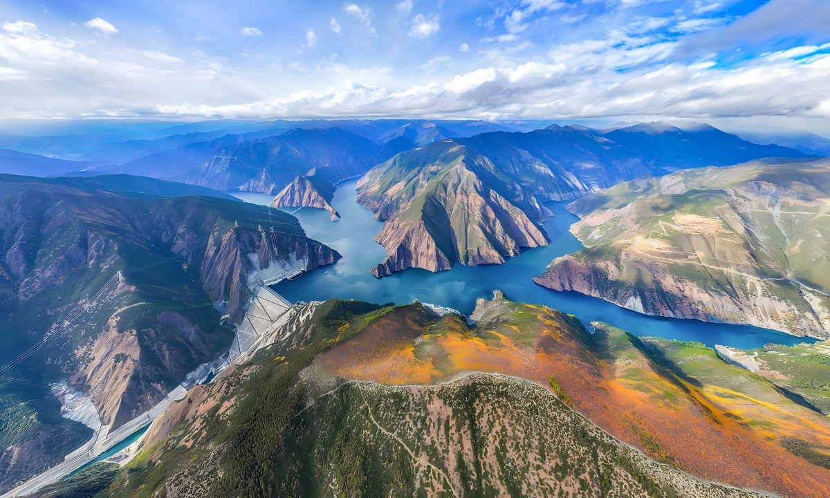 Vista aérea de la central hidroeléctrica de Lianghekou, en el río Yalong (condado de Yajiang, prefectura autónoma tibetana de Garze, provincia de Sichuan, suroeste de China). Foto: Cortesía de PowerChina Chengdu Engineering Corporation.