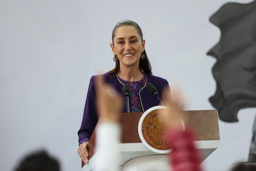 La presidenta mexicana, Claudia Sheinbaum, habla durante su conferencia de prensa matutina en la Escuela Secundaria Técnica N° 10 "Artes Gráficas", en la Ciudad de México, capital de México, el 31 de agosto de 2026. (Xinhua/Francisco Cañedo)