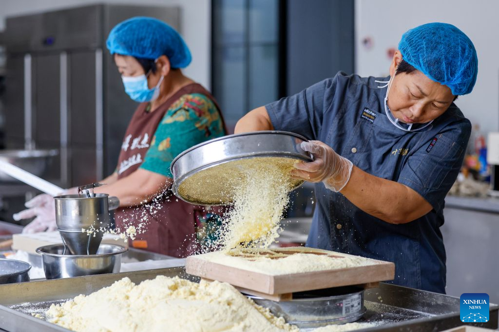 Reposteras elaboran pasteles de arroz de Huizhou en Huangshan, Anhui