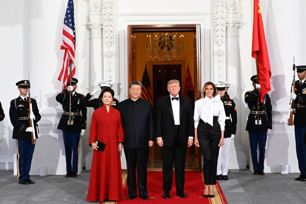 El presidente chino, Xi Jinping, y su esposa, Peng Liyuan, junto con el presidente estadounidense, Donald Trump, y su esposa, Melania Trump, posan para una fotografía grupal mientras asisten a un banquete de bienvenida, en la Casa Blanca, en Washington D. C., Estados Unidos, el 24 de septiembre de 2026. (Xinhua/Shen Hong)